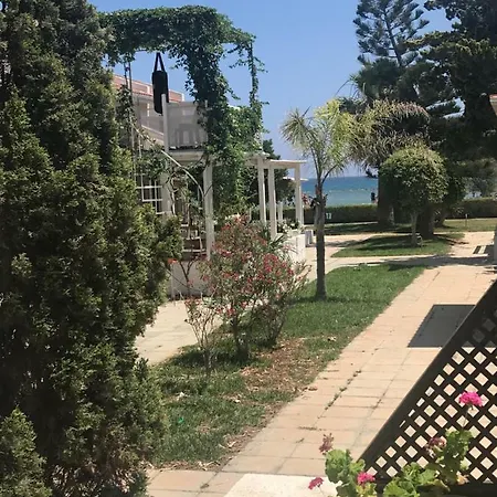 Дом отдыха Aria Beach House *